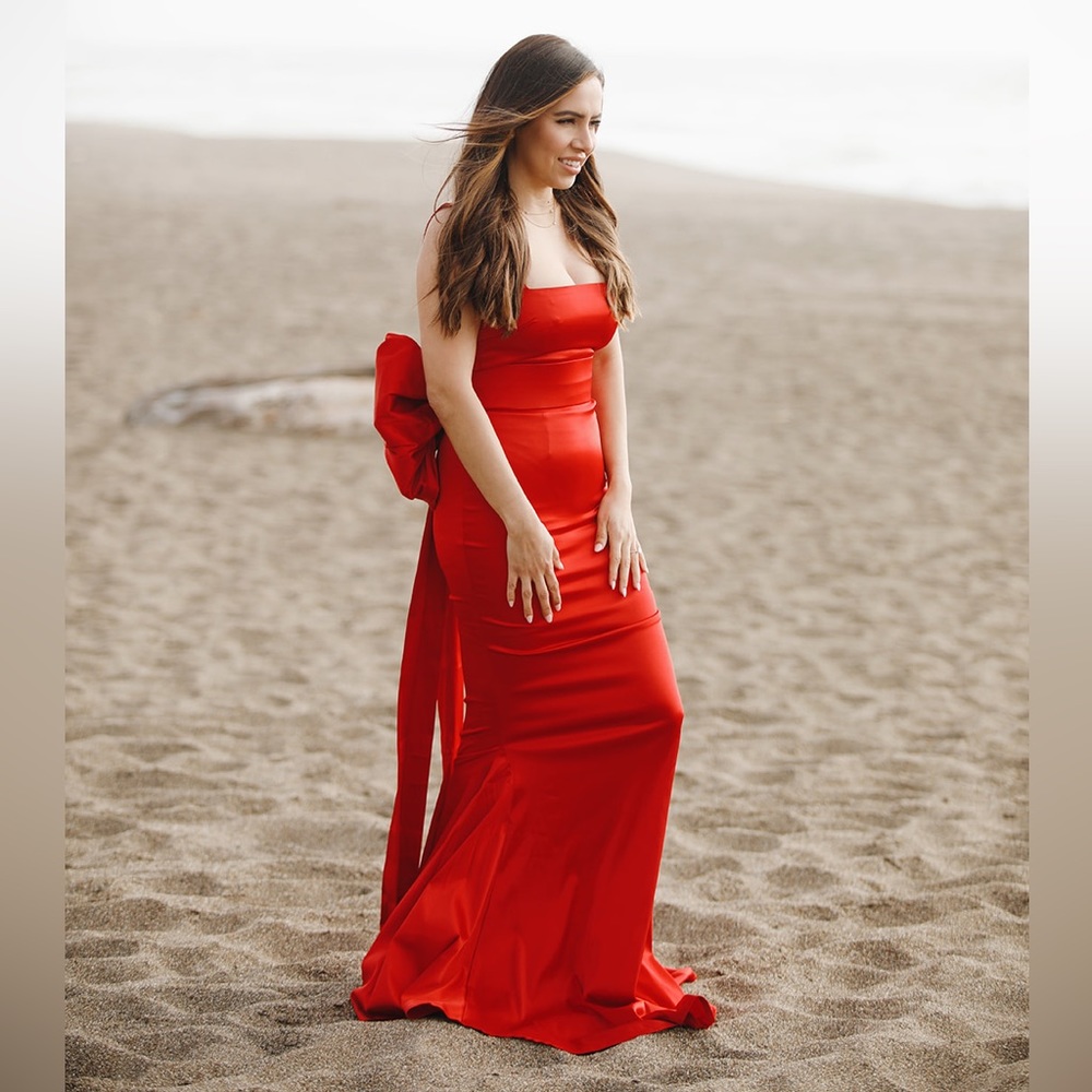 Moda Glam “Angelina” gown in Red, with Bow detail on back